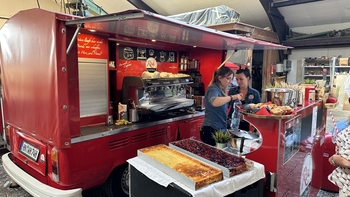 Kaffeemobil in einem roten VW-Bus mit Kuchen beim Jubiläumsfest